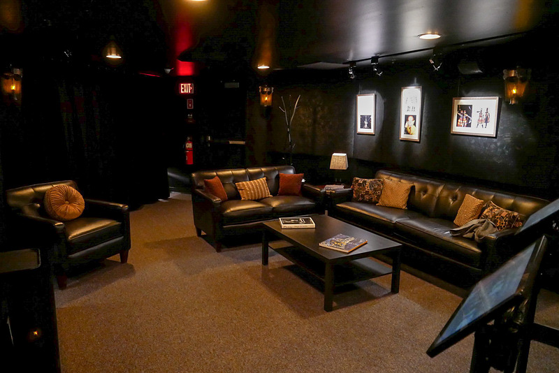 今回のKAは、VIPルームで鑑賞しました。ゆったりとしたソファが用意されていて、ショーの見どころなども展示されていますし、係員による説明もあります