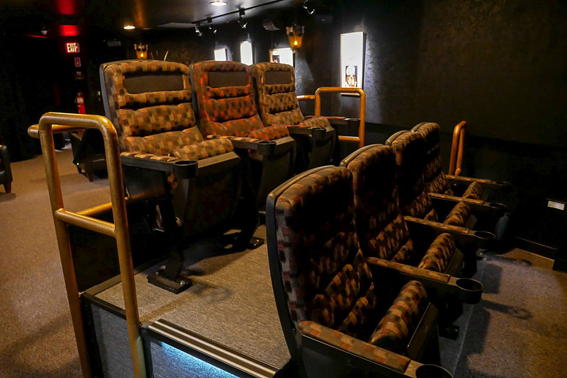 こちらがVIPルームの観覧席。7人のグループで楽しめます。しかも、ドリンクや軽食を楽しみながら観劇できるのも、VIPルームの特徴です