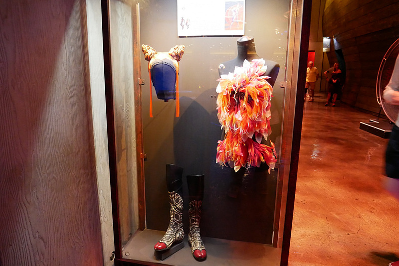 エントランスホールには、高橋さんがショーで身に着けている衣装が展示されています。こちらも必見です