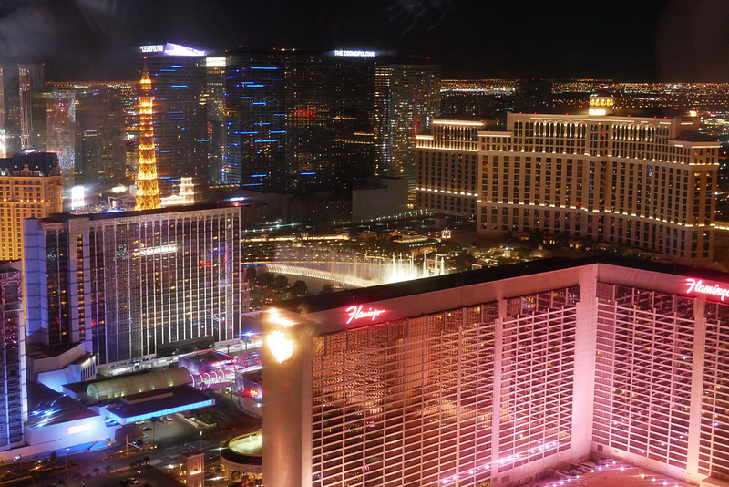 搭乗して10分ほど経過すると、ホテルの建物よりも高い位置に到達して、ラスベガスの夜景が一望できるようになります