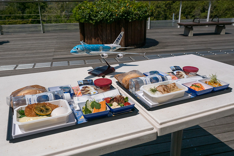 エアバス A380型機「FLYING HONU」就航に合わせて提供を開始するANAとbillsのコラボレーション機内食。エコノミークラスで提供