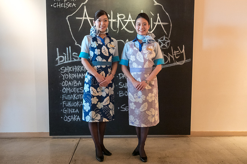 ハワイ・ホノルル路線のCA（客室乗務員）は、新たに採用される特別デザインのエプロンを着用