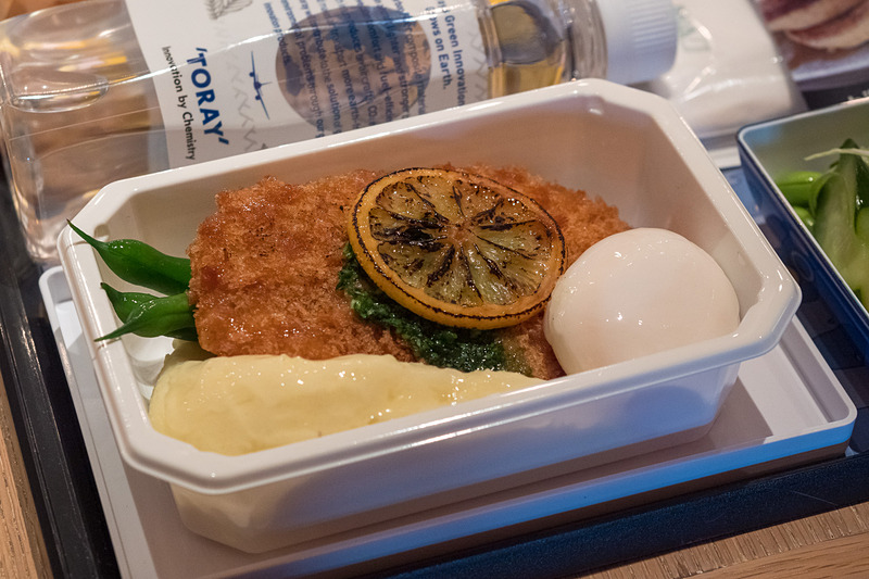 ポークシュニッツェル－マッシュポテト、ポーチドエッグ、パセリとケッパーバターを添えて