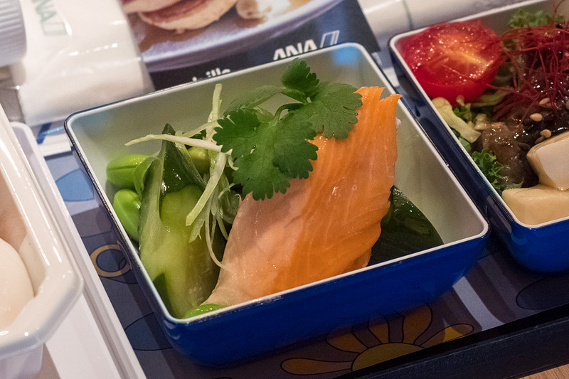 ジャスミンティースモークサーモン、胡瓜のピクルスと枝豆のサラダ