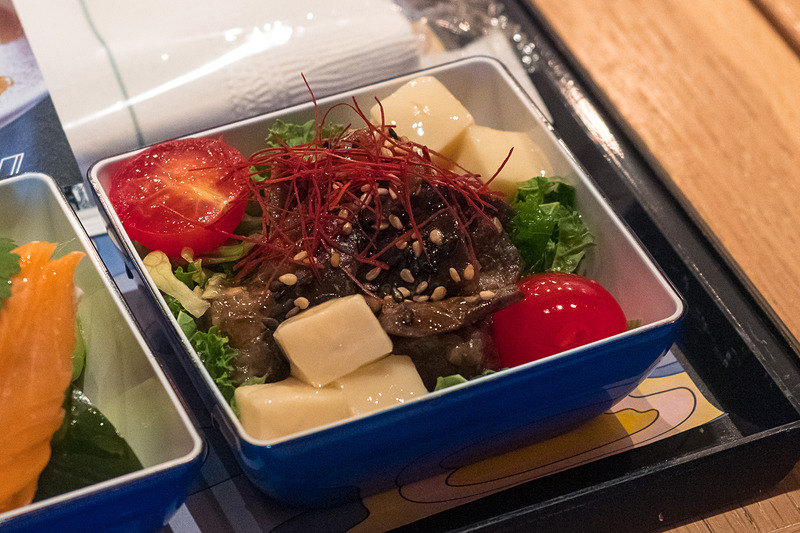 味噌でマリネした茄子のソテー、ケールとレタス、トマト、豆腐のサラダ