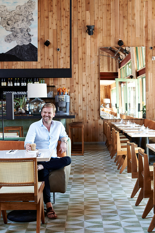 bills Waikiki。写真右がレストランターのビル・グレンジャー氏 （C）Mikkel Vang