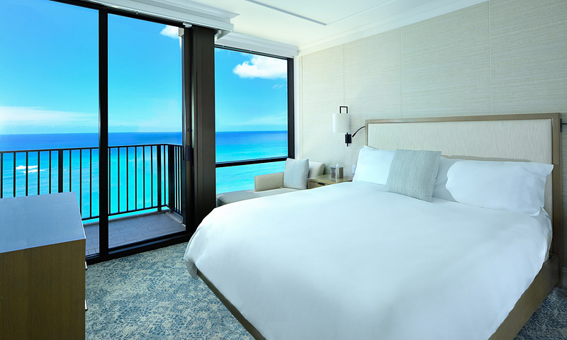 キングサイズのベッドから海が堪能できる「グランド オーシャン スイート」