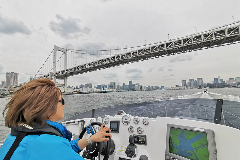 レインボーブリッジの下をくぐる