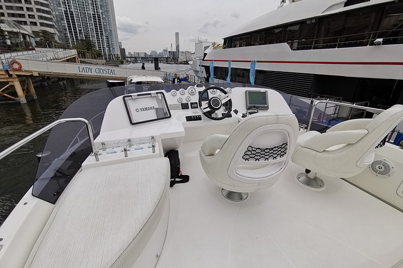 2階は7名が座って潮風を感じられる