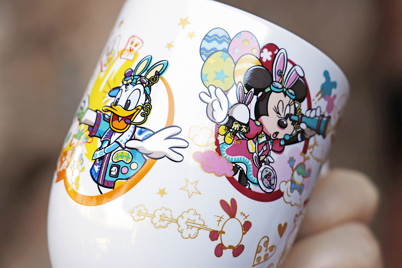 小ぶりの陶器のカップには白をベースに「うさたま大脱走！」のパレード柄でにぎやか