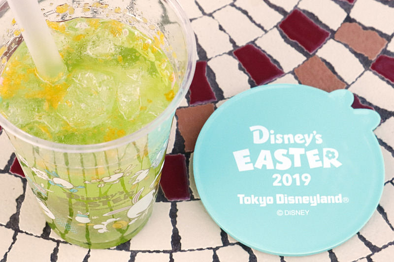 マスカットゼリーの食感が楽しいドリンク。コースターの裏面はパステルグリーン