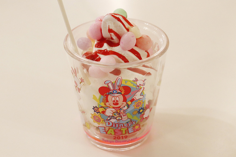 「イースターパステルサンデー（ミルクソフトクリーム＆グラノーラ）、スーベニアカップ付き」（900円）