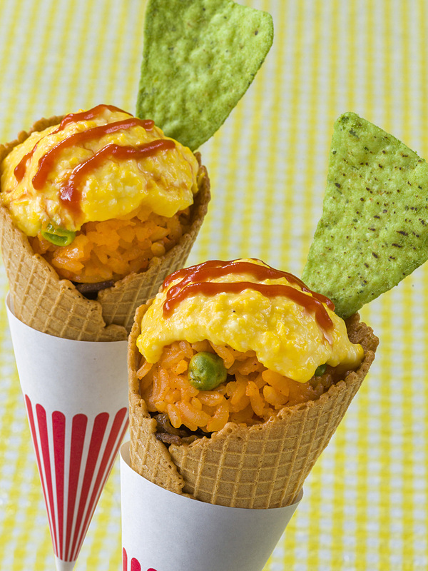 「ザ・ガゼーボ」の「牛カルビコーン（オムライス）」（1個 500円）（写真提供：オリエンタルランド）