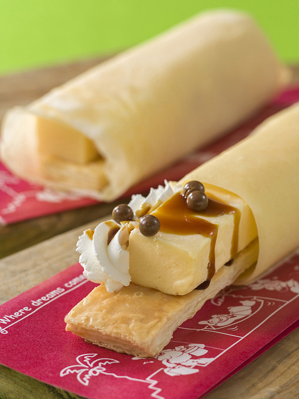 「カフェ・オーリンズ」の「スペシャルクレープ プリン」（1本 520円）（写真提供：オリエンタルランド）