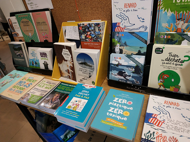 La Maison du Zéro Déchet一押しの一冊はこの「Famille zéro déchet（ゼロ・ウェイスト家族）」だそう。ゼロ・ウェイストに家族でどう取り組めばよいのか、イラスト付きで分かりやすく書いてあります