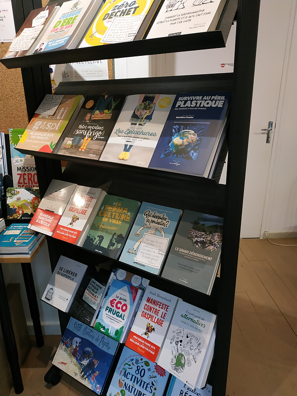 La Maison du Zéro Déchet一押しの一冊はこの「Famille zéro déchet（ゼロ・ウェイスト家族）」だそう。ゼロ・ウェイストに家族でどう取り組めばよいのか、イラスト付きで分かりやすく書いてあります