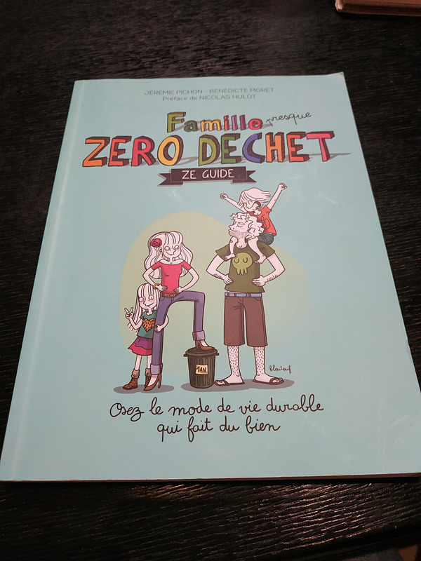 La Maison du Zéro Déchet一押しの一冊はこの「Famille zéro déchet（ゼロ・ウェイスト家族）」だそう。ゼロ・ウェイストに家族でどう取り組めばよいのか、イラスト付きで分かりやすく書いてあります