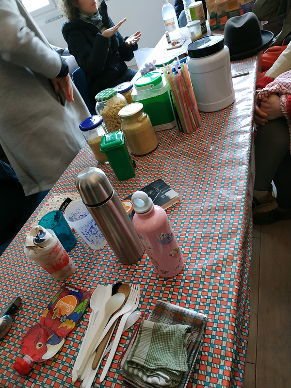 写真手前にあるハンカチは、年ごろの娘さんたちがティッシュの代わりに使っているそう。フランスではお年寄りが使っているイメージなのですが、「学校で何か言われない？」という質問に対し、「人のことは気にしないわ！」と頼もしい答えが。私の夫も愛用していますが、鼻かみ用と手拭き用で使い分けています。エコのためではなくて、紙より肌触りがよいから手放せないそうです