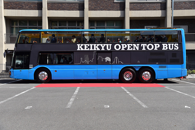 KEIKYU OPEN TOP BUS 横浜の側面には横浜市街のイラストが描かれている