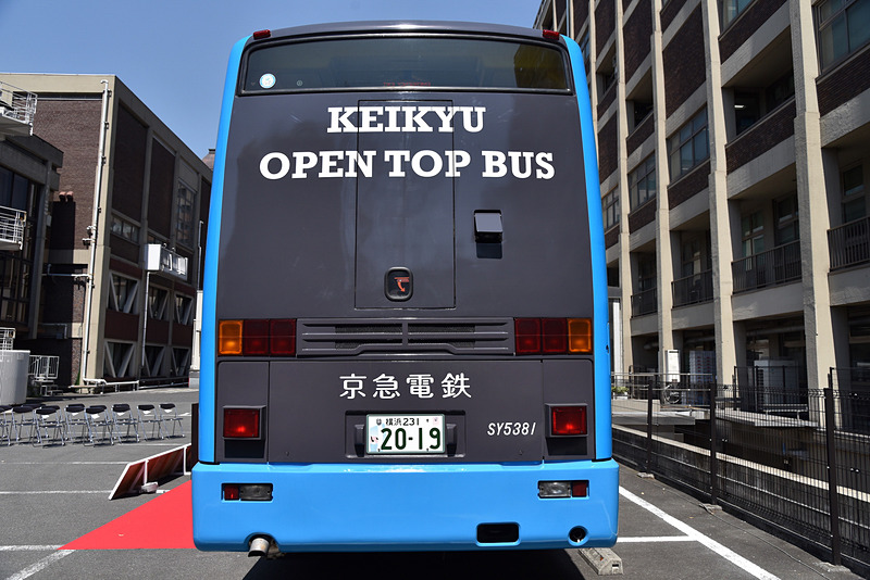 バックには前面と側面同様に大きく「KEIKYU OPEN TOP BUS」の文字
