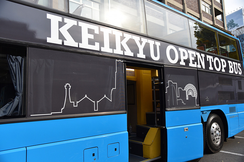 イラストと中央の扉は歓迎の意味を込めている