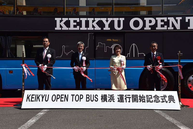 第一便の出発前にテープカット