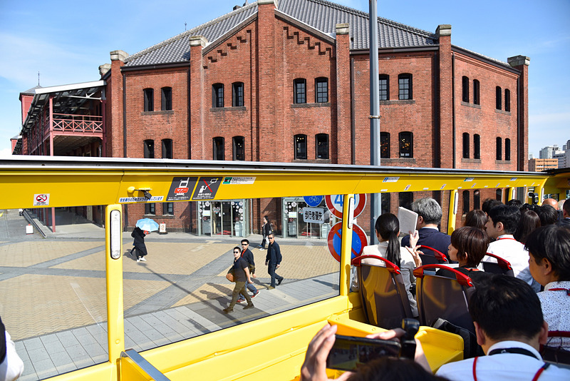 横浜赤レンガ倉庫で歴史に思いをはせながら通過