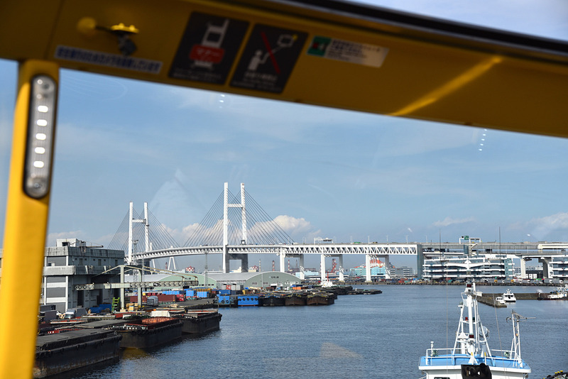 大きな窓越しに横浜ベイブリッジが見えてきた