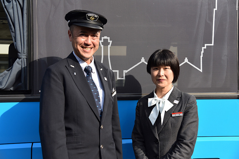 ガイドの木菱氏と運転を担当する運転士の邉春氏