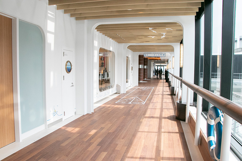 リニューアル前は屋根だけが付いた半屋外型だった通路を屋内型にすることで、強風や荒天時でも回遊しやすくなった