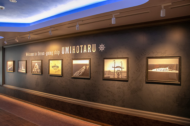 通路と通路を結ぶ橋も屋内型になり、写真展示スペースも兼ねるようになった