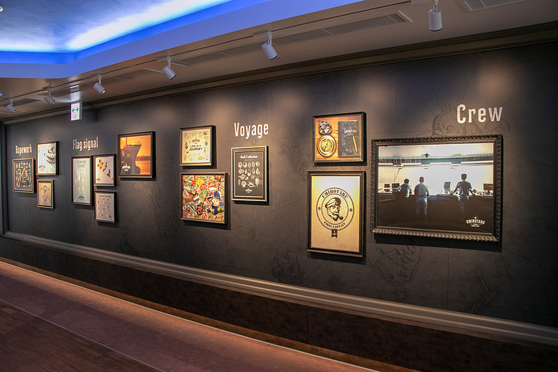 通路と通路を結ぶ橋も屋内型になり、写真展示スペースも兼ねるようになった