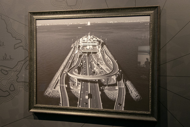 通路と通路を結ぶ橋も屋内型になり、写真展示スペースも兼ねるようになった