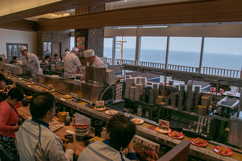 「海鮮三崎港」のカウンター席