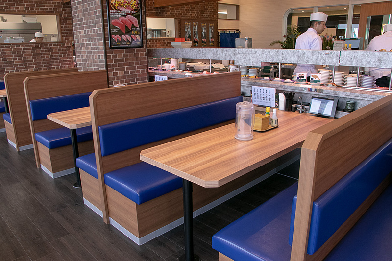 家族連れでも安心のテーブル席