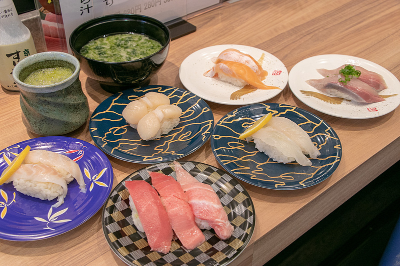 オープン時のオススメメニューは「本マグロ三貫盛り」（650円、税別）、「活〆平目」（380円、税別）など