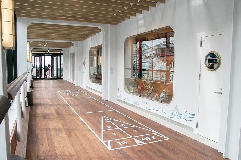 ニューゲーム「シャッフルボード」の原型になったという、昔の船乗りたちが好んだゲーム風の床の模様。客船「タイタニック」の甲板にもあったそう