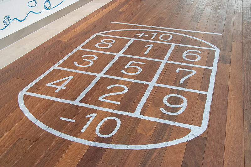 ニューゲーム「シャッフルボード」の原型になったという、昔の船乗りたちが好んだゲーム風の床の模様。客船「タイタニック」の甲板にもあったそう