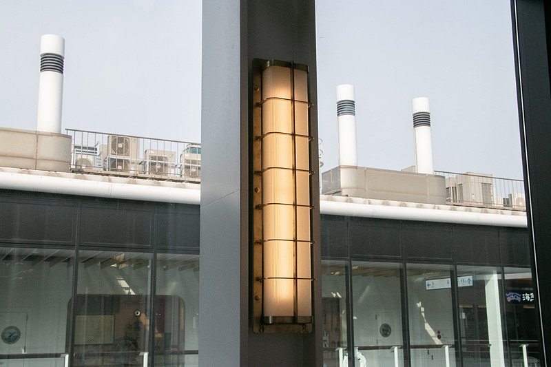 もともと海に浮かぶ客船をイメージして建造された海ほたるPAだが、それをさらに印象づける意匠が通路にも施されている