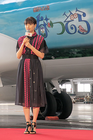 なつぞら 主演の広瀬すずさん登場、JALが「なつぞら」特別塗装機を公開。初便は