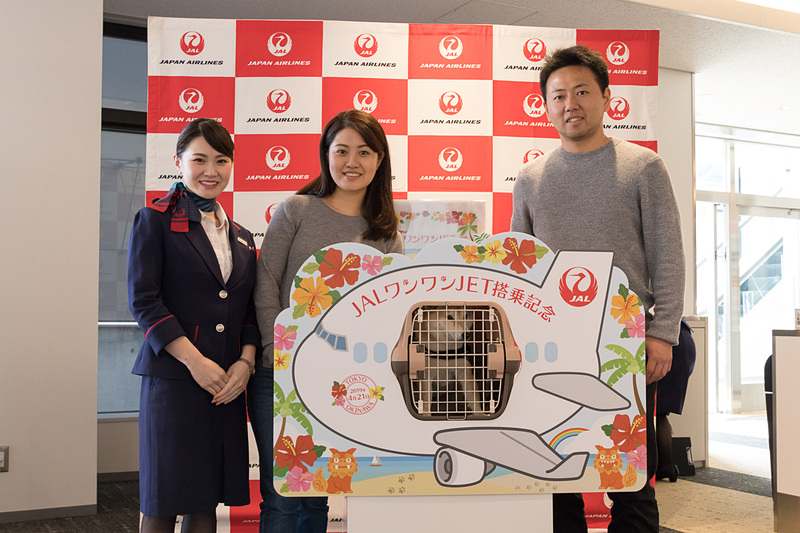 搭乗口の近くではクレートに取り付ける専用パネルとともに記念撮影