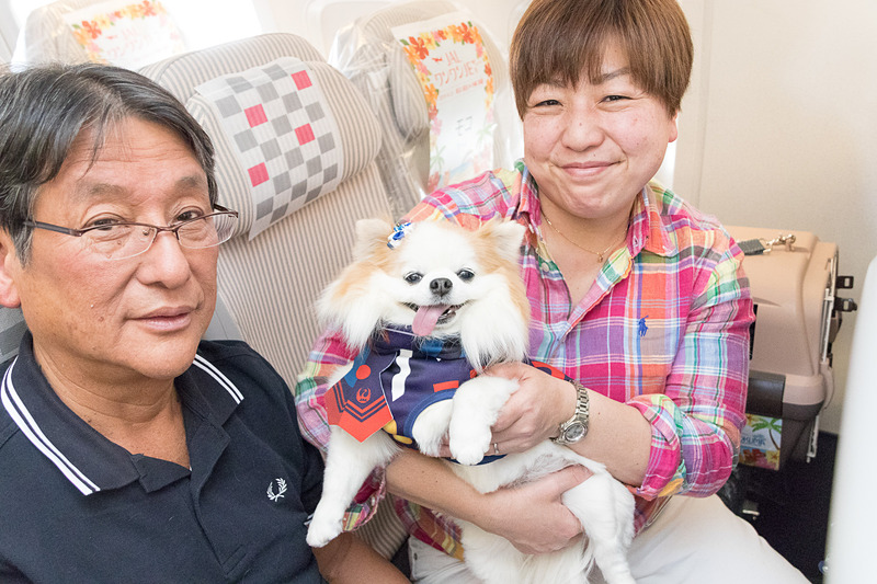 満面の笑みで自慢の愛犬と一緒に記念撮影。通常のフライトではありえないシーンだ