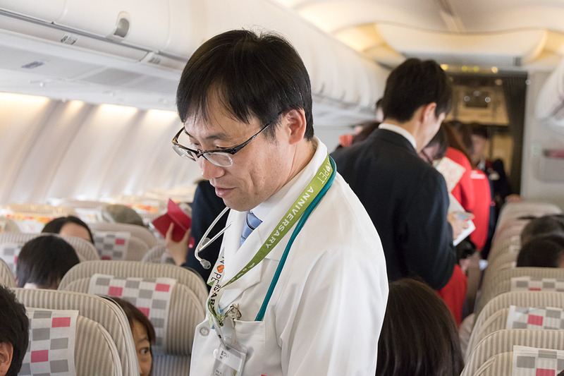 イオンペットの獣医師である松井氏がワンちゃんに異常が見られないか目を光らす