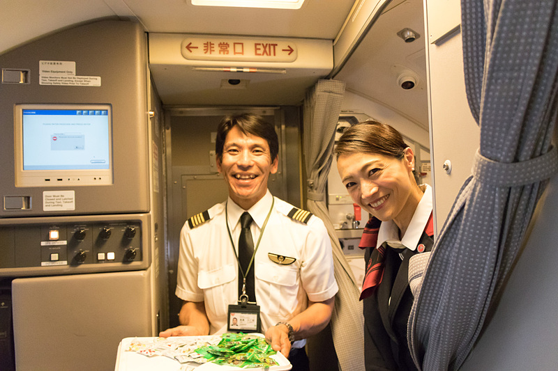 降機の際は機長の高桑氏がにこやかに送迎