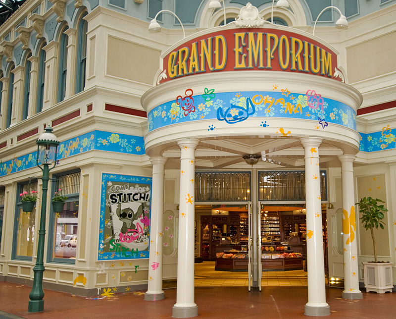 ワールドバザール内のショップも落書きだらけに