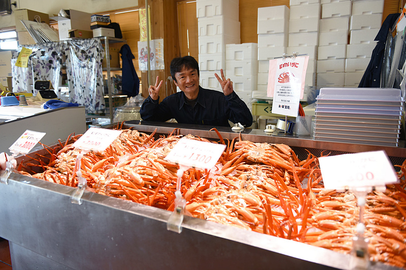 魚の駅 生地では黒部漁港で獲れた新鮮な鮮魚や海産物加工品を販売。取材当日は立派なベニズワイガニは1パイ800円から。ホンズワイ、フクラギ（ブリの小型魚）、マダイ、カンダイ、マトウダイ、ホウボウ、サゴシ、スズキ、ヒラマサ、イシダイ、チカメダイ、クロソイ、ケガニ、イシモチ、ヒラメ、ウスメバル、ウッカリカサゴなどが並んでいた