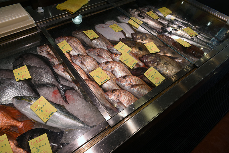 魚の駅 生地では黒部漁港で獲れた新鮮な鮮魚や海産物加工品を販売。取材当日は立派なベニズワイガニは1パイ800円から。ホンズワイ、フクラギ（ブリの小型魚）、マダイ、カンダイ、マトウダイ、ホウボウ、サゴシ、スズキ、ヒラマサ、イシダイ、チカメダイ、クロソイ、ケガニ、イシモチ、ヒラメ、ウスメバル、ウッカリカサゴなどが並んでいた