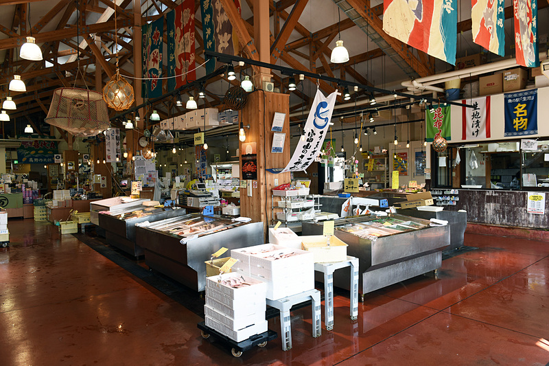 魚の駅 生地では黒部漁港で獲れた新鮮な鮮魚や海産物加工品を販売。取材当日は立派なベニズワイガニは1パイ800円から。ホンズワイ、フクラギ（ブリの小型魚）、マダイ、カンダイ、マトウダイ、ホウボウ、サゴシ、スズキ、ヒラマサ、イシダイ、チカメダイ、クロソイ、ケガニ、イシモチ、ヒラメ、ウスメバル、ウッカリカサゴなどが並んでいた