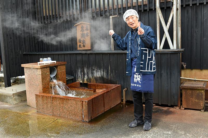皇国晴酒造の敷地内では北アルプスの雪解け水が100年かけて湧き出ている