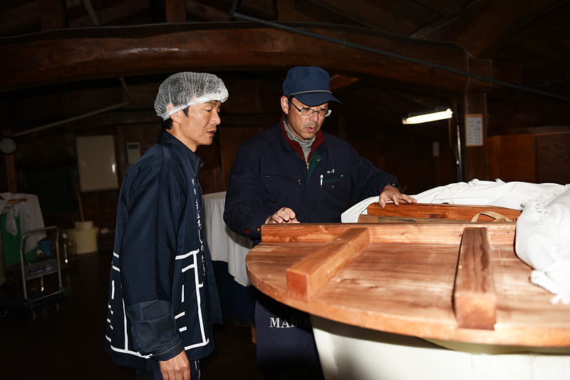 蔵見学では酒造の過程や醸造法の違いによる香りの違いなどを教えていただいた